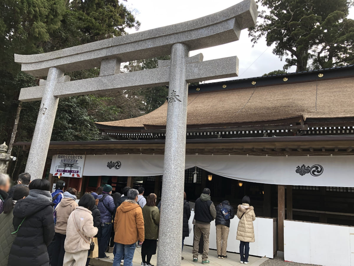 本殿の鳥居をくぐって参拝