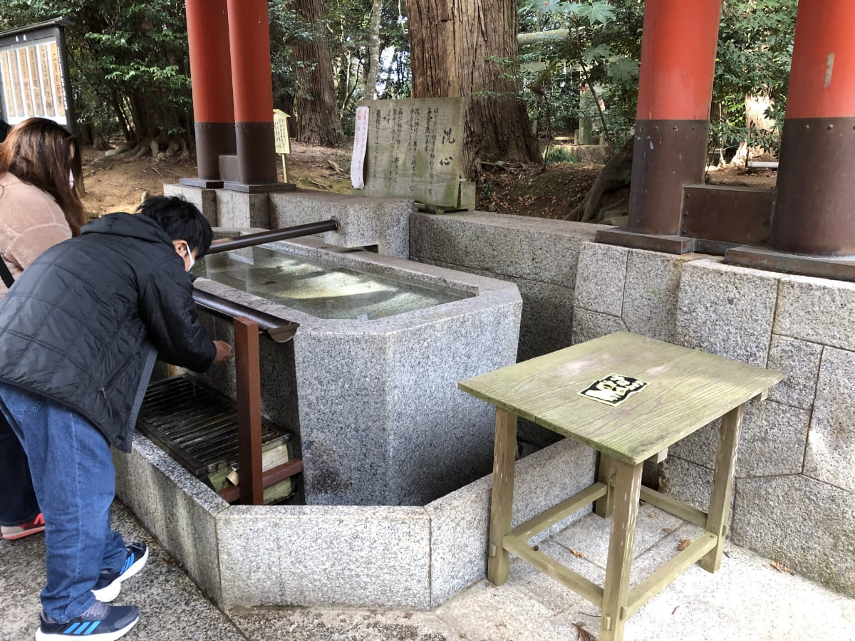 手水舎で身を清めます