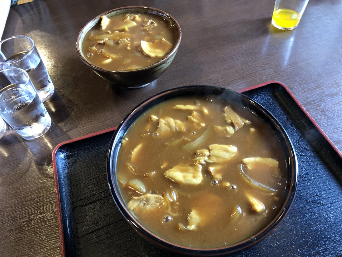 支那カレーの普通盛りと大盛り