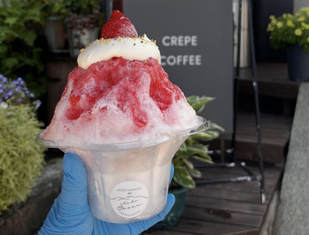 暑い夏の定番としてかき氷も販売