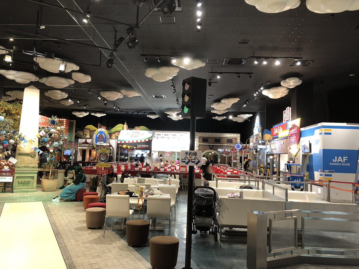 入口から入って直ぐ右手に予約機