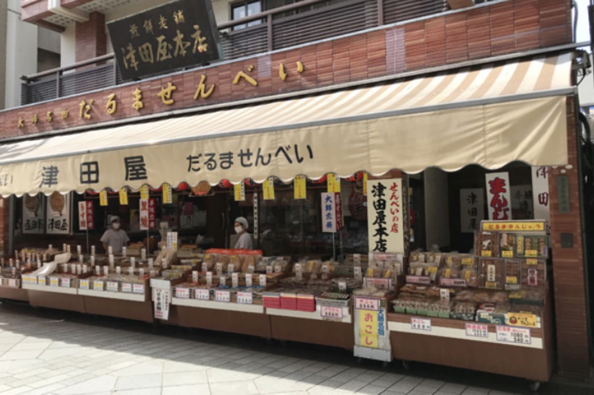 津田屋の名物「だるませんべい」「だるままんじゅう」