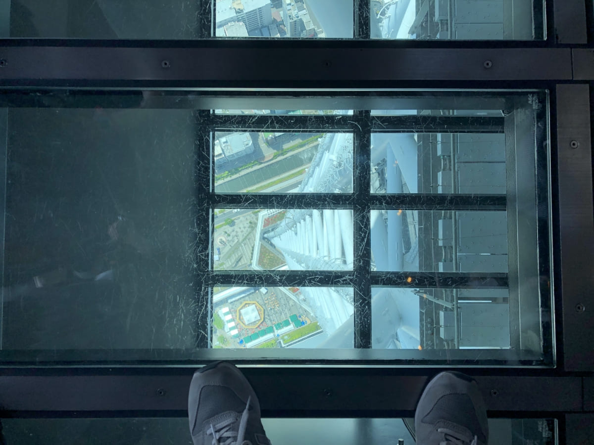 地上340メートルからの覗くガラス床1